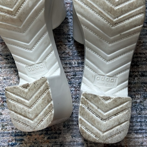 Gucci white rubber slide in sandals - Picture 6 of 7